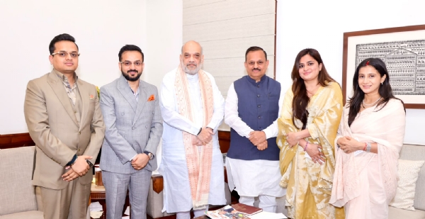 गृहमंत्री अमित शाह से मुलाकात करते  सांसद हमें अवस्थी अपने परिजनों  के साथ