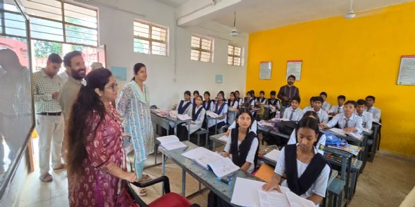 सूरजपुर : नवोदय विद्यालय पहुंचीं कलेक्टर, शिक्षा व्यवस्था का लिया जायजा
