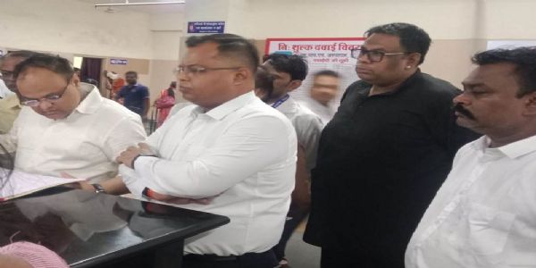 इंदौरः संभागायुक्त और कलेक्टर ने संयुक्त रूप से किया एमवाय अस्पताल का निरीक्षण