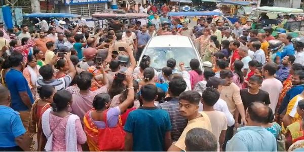 तृणमूल नेता कृष्ण दास की बेटी प्रणयिता दास की गाड़ी पर फेंके गए अंडे, भाजपा महिला कार्यकर्ताओं का प्रदर्शन