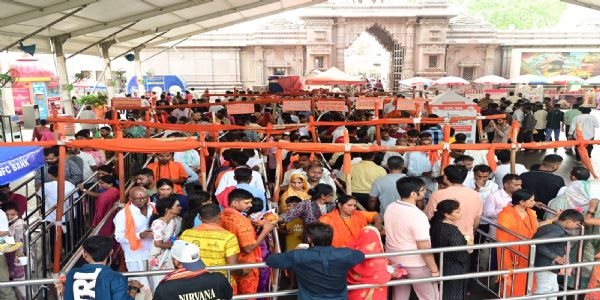 (अपडेट) सावन माह के पहले दिन काशी विश्वनाथ दरबार में उमड़ा आस्था का सैलाब, श्रद्धालुओं की लगी लंबी कतारें