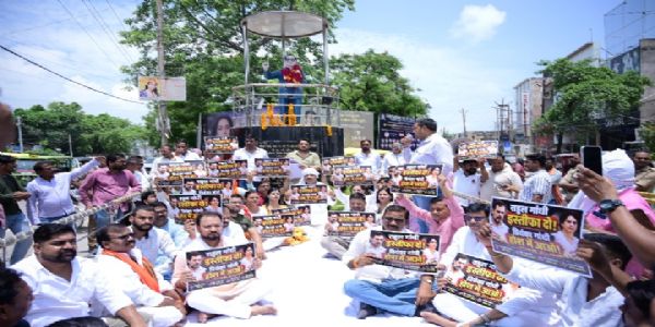 रायबरेली में राहुल गांधी के खिलाफ भाजपा का प्रदर्शन: राज्यमंत्री दिनेश प्रताप सिंह समेत कई नेता त्यागपत्र की मांग को लेकर धरने पर बैठे