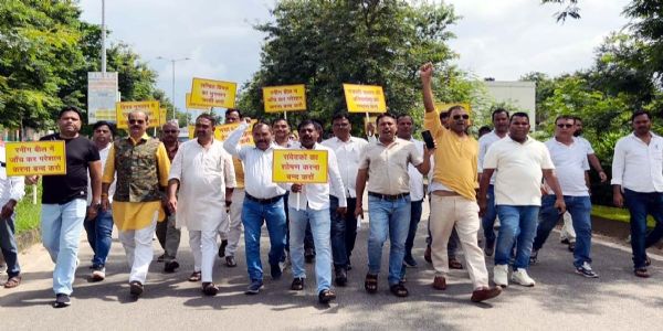 खनिज संकट को लेकर संवेदकों ने समाहरणालय के समक्ष किया प्रदर्शन