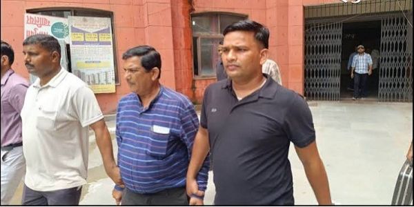 ग्वालियर: रिटायरमेंट से एक दिन पहले रिश्वत लेते रंगे हाथ पकड़े गए नगर निगम के कार्यपालन यंत्री