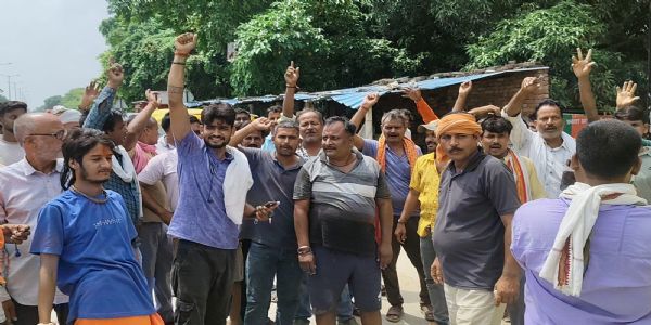 सुलतानपुर में अवैध वसूली, भारी चालान के खिलाफ ई रिक्शा चालकों का प्रदर्शन