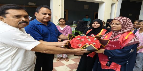 पीयू दीक्षांत समारोह में स्वर्ण पदक जीतने वाली दो छात्राओं का मोहम्मद हसन पीजी कॉलेज में सम्मान
