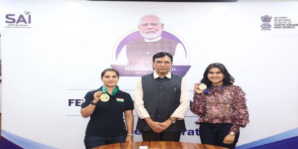 विश्व कप स्वर्ण विजेताओं ईशा सिंह और नीरू धांडा को खेल मंत्री ने किया सम्मानित, हरसंभव सहयोग का दिया भरोसा