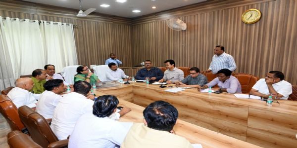 जनसमस्याओं के समाधान में लापरवाही बर्दाश्त नहीं होगी, समयबद्ध कार्रवाई करें अधिकारी : महापौर