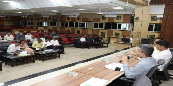 भोपालः कलेक्टर ने किया केंद्रीय कृषि अभियांत्रिकी संस्थान की नवीन तकनीकों का अवलोकन, दिए आवश्य निर्देश