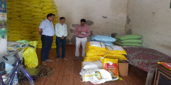 खाद वितरण में मनमानी करने वालों के खिलाफ कार्रवाई, 05 को नोटिस, 03 दुकानों के लाइसेंस निरस्त