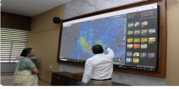 गुजरात में बारिश का रेड अलर्ट : अहमदाबाद-सूरत समेत 13 जिलों में खतरा, स्कूल-कॉलेज बंद, अधिकारियों की छुट्टियां रद्द