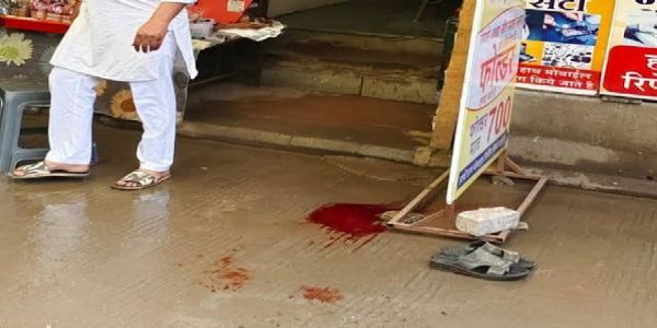 देवास: ठेला लगाने के विवाद में बीच बाजार खूनी संघर्ष, फल विक्रेता और दो बेटों पर लाठी-डंडों से हमला