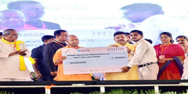 गाजीपुर : मुख्यमंत्री ने बुलाया तो दौड़कर मंच पर पहुंचीं महिलाएं, भेंट किया हाथ से बनाया गया चित्र