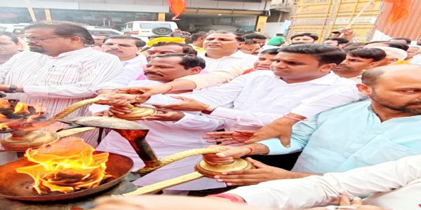 संत गुरु रविदास की जन्मस्थली से आई पावन मिट्टी की भाजपा कार्यकर्ताओं ने की आरती