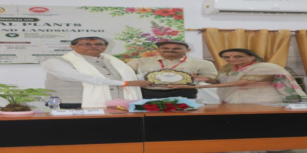 किसानों की आय बढ़ाने का प्रभावी माध्यम है पुष्पोत्पादन : कुलपति डॉ. संजीव गुप्ता