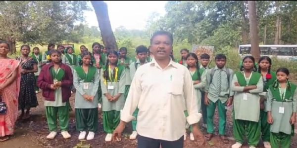 स्कूल बस की कमी के खिलाफ बच्चों के साथ सड़क पर उतरे अभिभावक