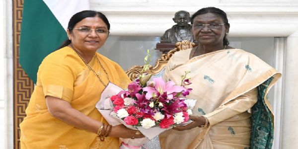 राष्ट्रपति से मिलीं केन्द्रीय मंत्री सावित्री ठाकुर, धार में महिला सशक्तिकरण सम्मेलन के लिए किया आमंत्रित