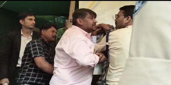 जबलपुर: जिला न्यायालय परिसर के बाहर युवक-युवती को लेकर विवाद, पुलिस ने दोनों को हिरासत में लेकर शुरू की जांच
