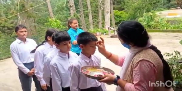 महिला स्पोर्ट्स कॉलेज की 30 बालिका खिलाड़ियों का पऊ विद्यालय में नामांकन, स्वागत समारोह आयोजित।