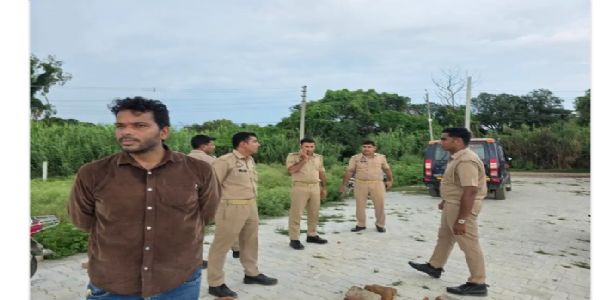 संभल : प्रशासन ने बिना लेआउट पास कराए विकसित हाे रहे 35 बीघा भूमि पर निर्माणाधीन ढांचे काे किया ध्वस्त
