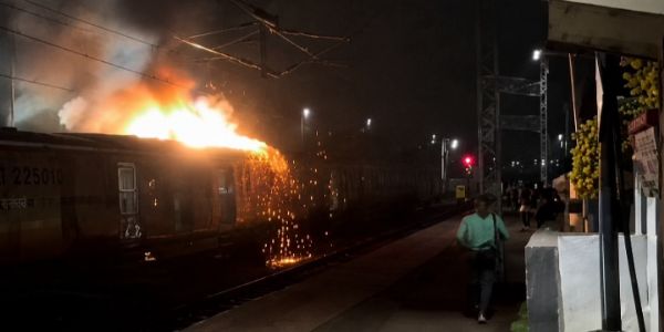 दक्षिणेश्वर स्टेशन पर ओवरहेड तार टूटने से हड़कंप, बड़ा हादसा टला