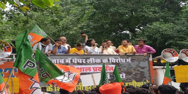 (अपडेट) दिल्ली भाजपा का आआपा कार्यालय पर प्रदर्शन, पेपर लीक पर दोहरे मापदंड का आरोप