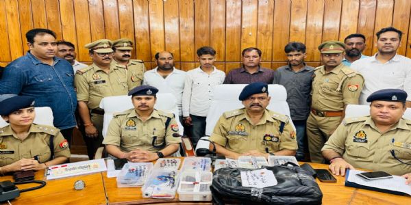 राहगीर से लूट करने वाले चार शातिर आरोपित गिरफ्तार, नकदी और हथियार बरामद