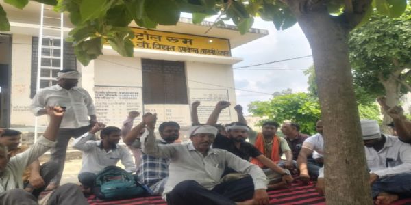 बिजली संविदा कर्मियों ने सासनी में धरना देकर विभिन्न मांगों के समाधान की उठाई मांग