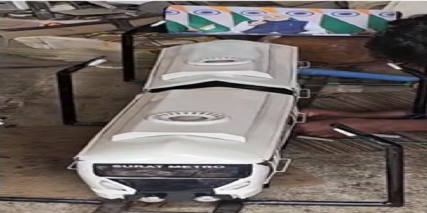 अनोखी कलाकृति : सूरत के कारीगर ने कबाड़ से बनाई मिनी मेट्रो