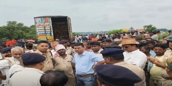सड़क हादसे में बुजुर्ग की मौत के बाद फूटा लोगों का गुस्सा