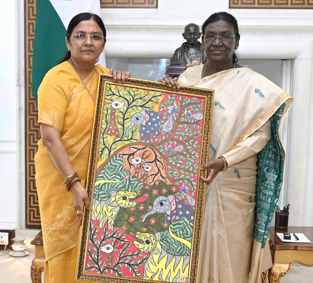 राष्ट्रपति को पेटिंग भेंट करते हुए सावित्री ठाकुर राष्ट्रपति को पेटिंग भेंट करते हुए सावित्री ठाकुर