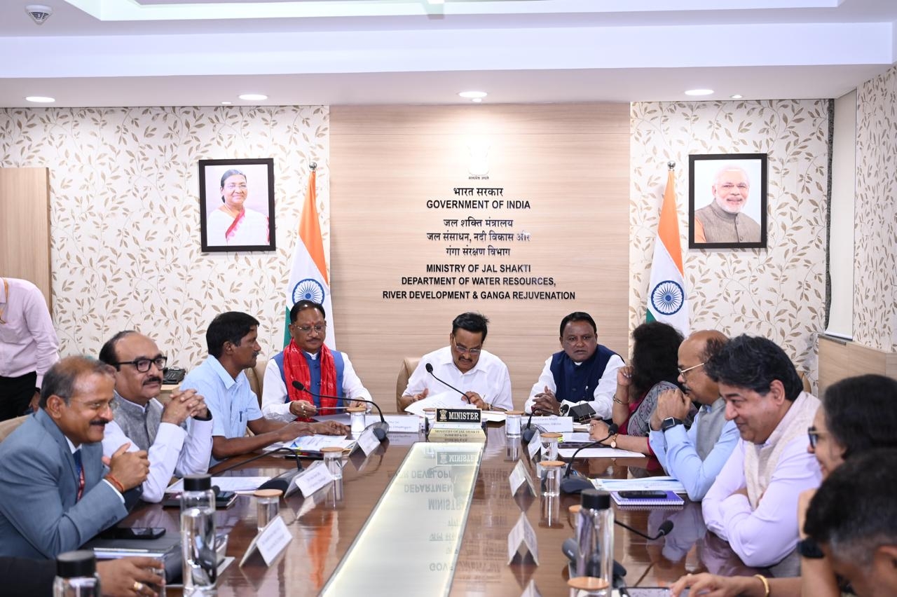 नई दिल्ली स्थित श्रमशक्ति भवन में छत्तीसगढ़ और ओडिशा के बीच महानदी जल विवाद के सम्बन्ध में बैठक