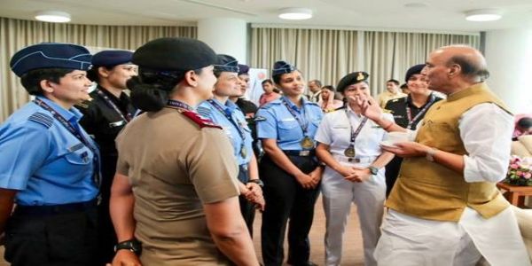 महिला अधिकारियों से मुलाकात करते राजनाथ सिंह महिला अधिकारियों से मुलाकात करते राजनाथ सिंह