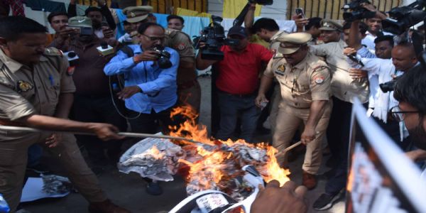 कांग्रेस मुख्यालय पर नीट परीक्षा पेपर लीक होने के विरोध में केन्द्रीय शिक्षा मंत्री धर्मेन्द्र प्रधान का पुतला फूंक कर विरोध प्रदर्शन करते युवा कांग्रेस व एनएसयूआई के कार्यकर्त्ता। कांग्रेस मुख्यालय पर नीट परीक्षा पेपर लीक होने के विरोध में केन्द्रीय शिक्षा मंत्री धर्मेन्द्र प्रधान का पुतला फूंक कर विरोध प्रदर्शन करते युवा कांग्रेस व एनएसयूआई के कार्यकर्त्ता।