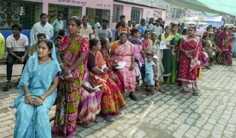 मतदान के लिए लगी लाइन मतदान के लिए लगी लाइन