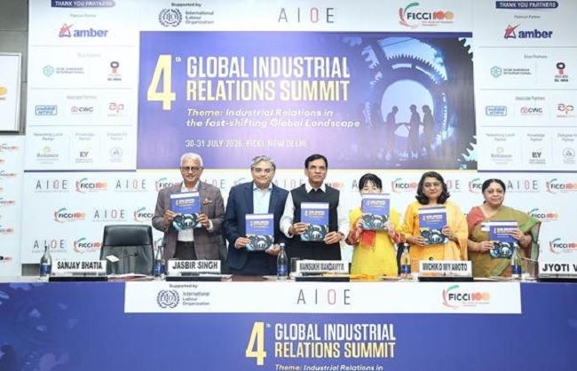 नई दिल्ली में ‘फिक्की-एआईओई ग्लोबल इंडस्ट्रियल रिलेशंस समिट’ में मनसुख मांडविया और अन्य नई दिल्ली में ‘फिक्की-एआईओई ग्लोबल इंडस्ट्रियल रिलेशंस समिट’ में मनसुख मांडविया और अन्य