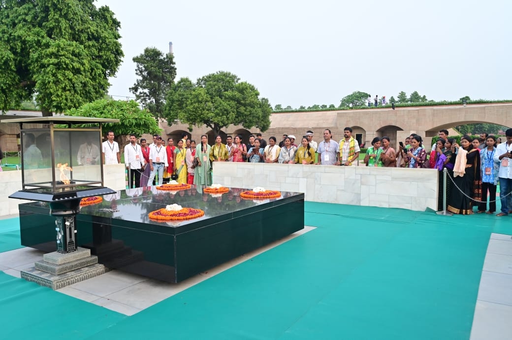 राष्ट्रपति भवन में राष्ट्रपति श्रीमती द्रौपदी मुर्मु के साथ बस्तर का जनजातीय प्रतिनिधिमंडल राष्ट्रपति भवन में राष्ट्रपति श्रीमती द्रौपदी मुर्मु के साथ बस्तर का जनजातीय प्रतिनिधिमंडल