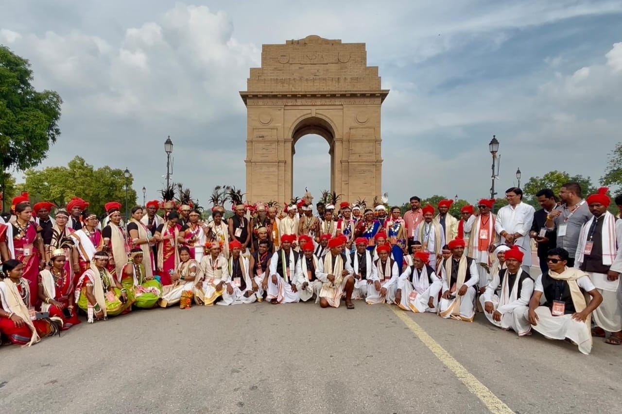राष्ट्रपति भवन में राष्ट्रपति श्रीमती द्रौपदी मुर्मु के साथ बस्तर का जनजातीय प्रतिनिधिमंडल राष्ट्रपति भवन में राष्ट्रपति श्रीमती द्रौपदी मुर्मु के साथ बस्तर का जनजातीय प्रतिनिधिमंडल