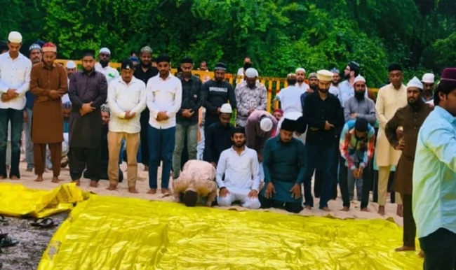 भोजशाला के पीछे वाली जमीन पर नमाज अदा करते हुए मुस्लिम पक्ष के लोग भोजशाला के पीछे वाली जमीन पर नमाज अदा करते हुए मुस्लिम पक्ष के लोग