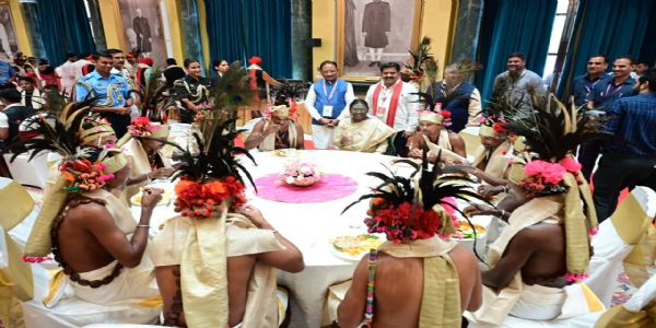 राष्ट्रपति भवन में राष्ट्रपति द्रौपदी मुर्मु के साथ बस्तर का जनजातीय प्रतिनिधिमंडल राष्ट्रपति भवन में राष्ट्रपति द्रौपदी मुर्मु के साथ बस्तर का जनजातीय प्रतिनिधिमंडल