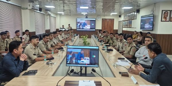 पुलिस मुख्यालय स्थित पटेल भवन में शुक्रवार को तैनात साइबर कमांडो की विशेष ब्रीफिंग। पुलिस मुख्यालय स्थित पटेल भवन में शुक्रवार को तैनात साइबर कमांडो की विशेष ब्रीफिंग।