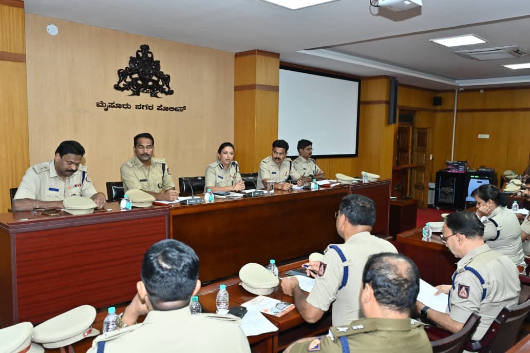 प्रधानमंत्री के मैसूर दौरे के लिए सुरक्षा के संबंध में पुलिस अधिकारियों की बैठक। प्रधानमंत्री के मैसूर दौरे के लिए सुरक्षा के संबंध में पुलिस अधिकारियों की बैठक।