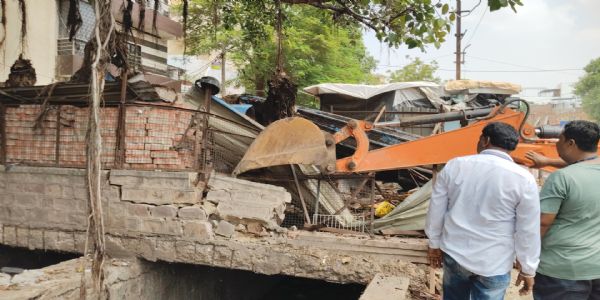 विरोध के बीच नाले पर किए गए कब्जों को हटाया