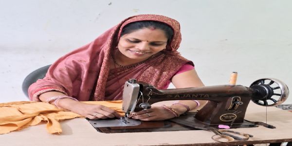 महतारी वंदन योजना से बदली सरिता साहू की जिंदगी, सिलाई कार्य से बनी आत्मनिर्भर महिला