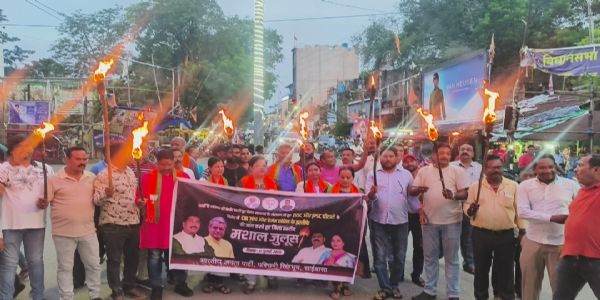 जेपीएससी-जेएसएससी परीक्षा विवाद को लेकर भाजयुमो ने निकाला मशाल जुलूस
