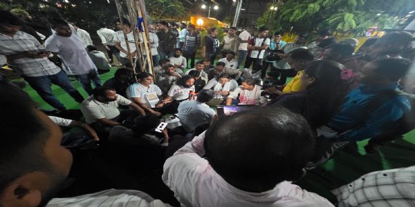 परीक्षा में अनियमितताओं के खिलाफ छात्राें ने निकाला कैंडल मार्च