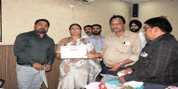कोरबा में अधीक्षण अभियंता सुरेश बरूआ और समयपाल सीताराम पटेल 39 और 41 वर्ष की सेवा के बाद हुए सेवानिवृत्त