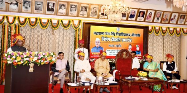 लोकभवन में विशेष दीक्षांत समारोह आयोजित : राज्यपाल बागडे ने असाधारण योगदान के लिए प्रदान की उपाधियां