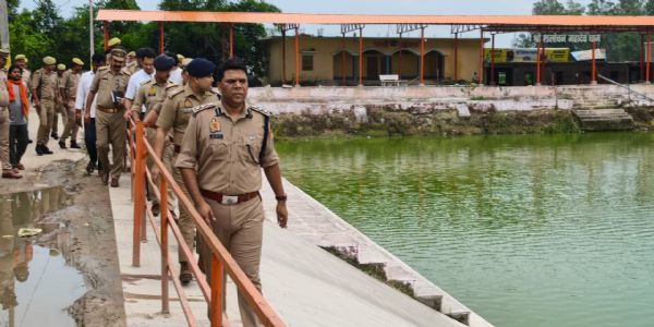 त्रिलोचन महादेव धाम में व्यवस्थाओं में कमी मिलने पर डीएम-एसपी ने लगाई फटकार