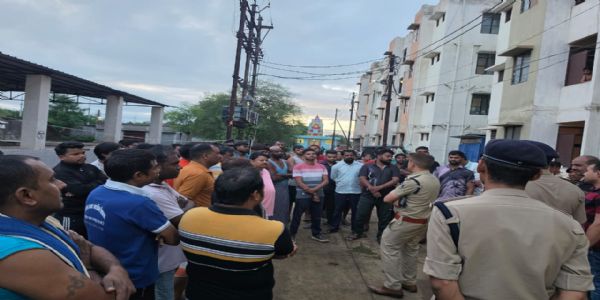 रायपुर: बीएसयूपी कॉलोनियों में तड़के पुलिस का सघन सत्यापन अभियान, 350 मकानों की जांच, आठ संदिग्ध हिरासत में
